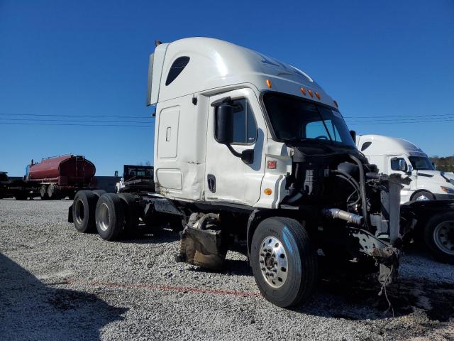  Salvage Freightliner Cascadia 1