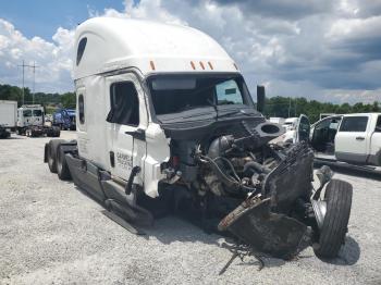  Salvage Freightliner Cascadia 1