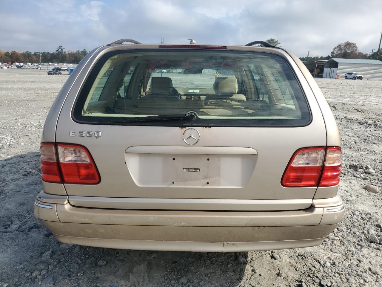 Mercedes-Benz E-Class 320 Image 10