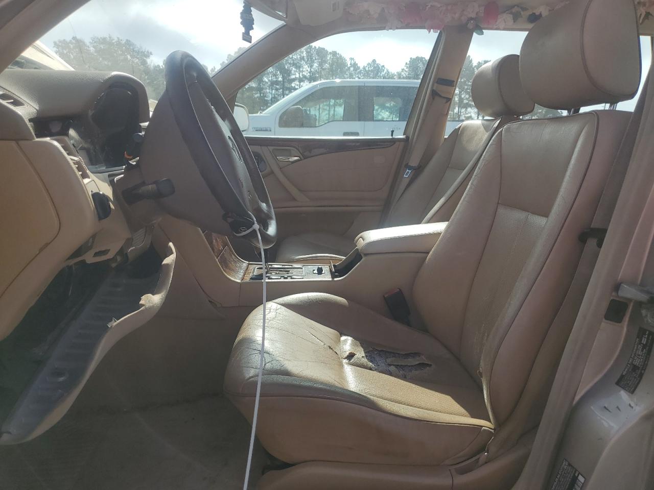 Mercedes-Benz E-Class 320 Image 7