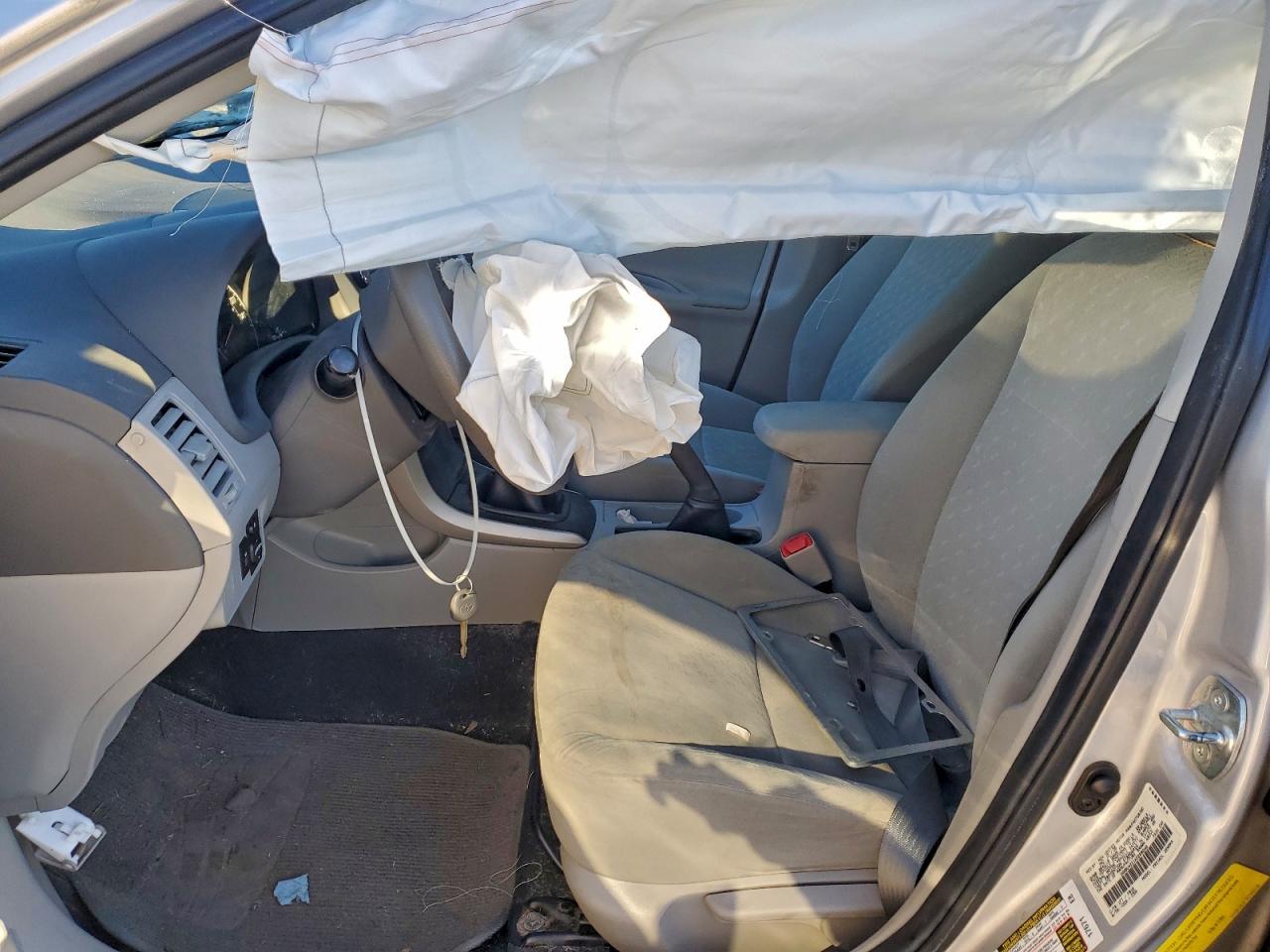 Toyota Corolla Base Image 12