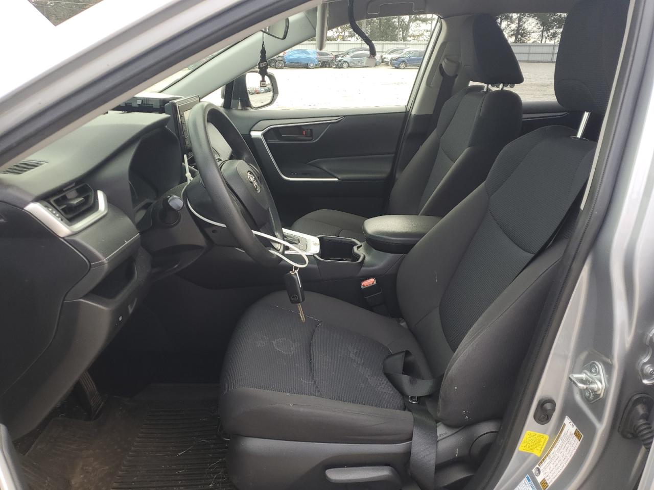 Toyota RAV4 Le Image 4