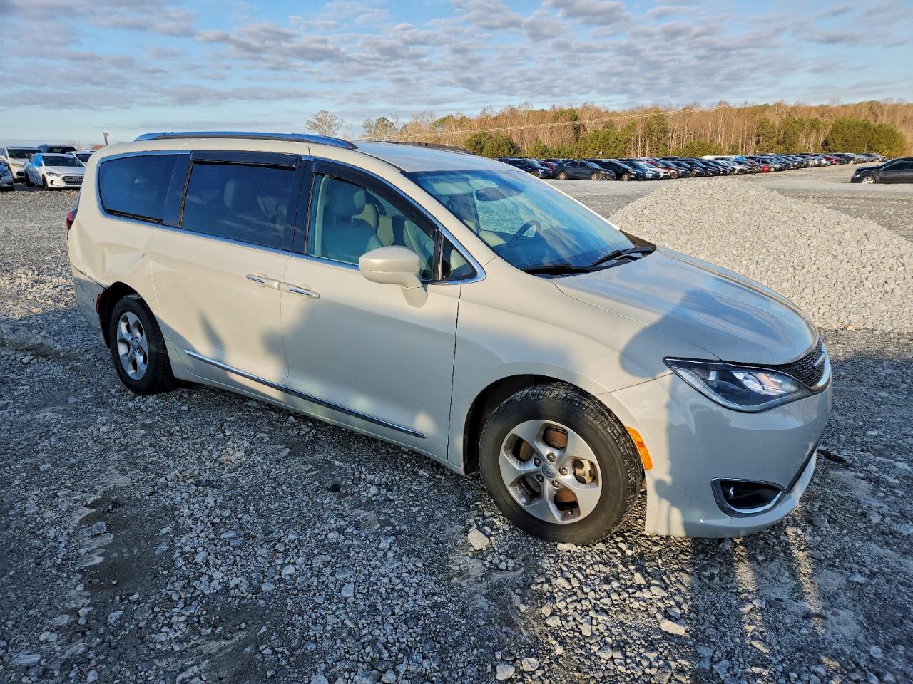 Chrysler Pacifica Touring L Plus Image 2