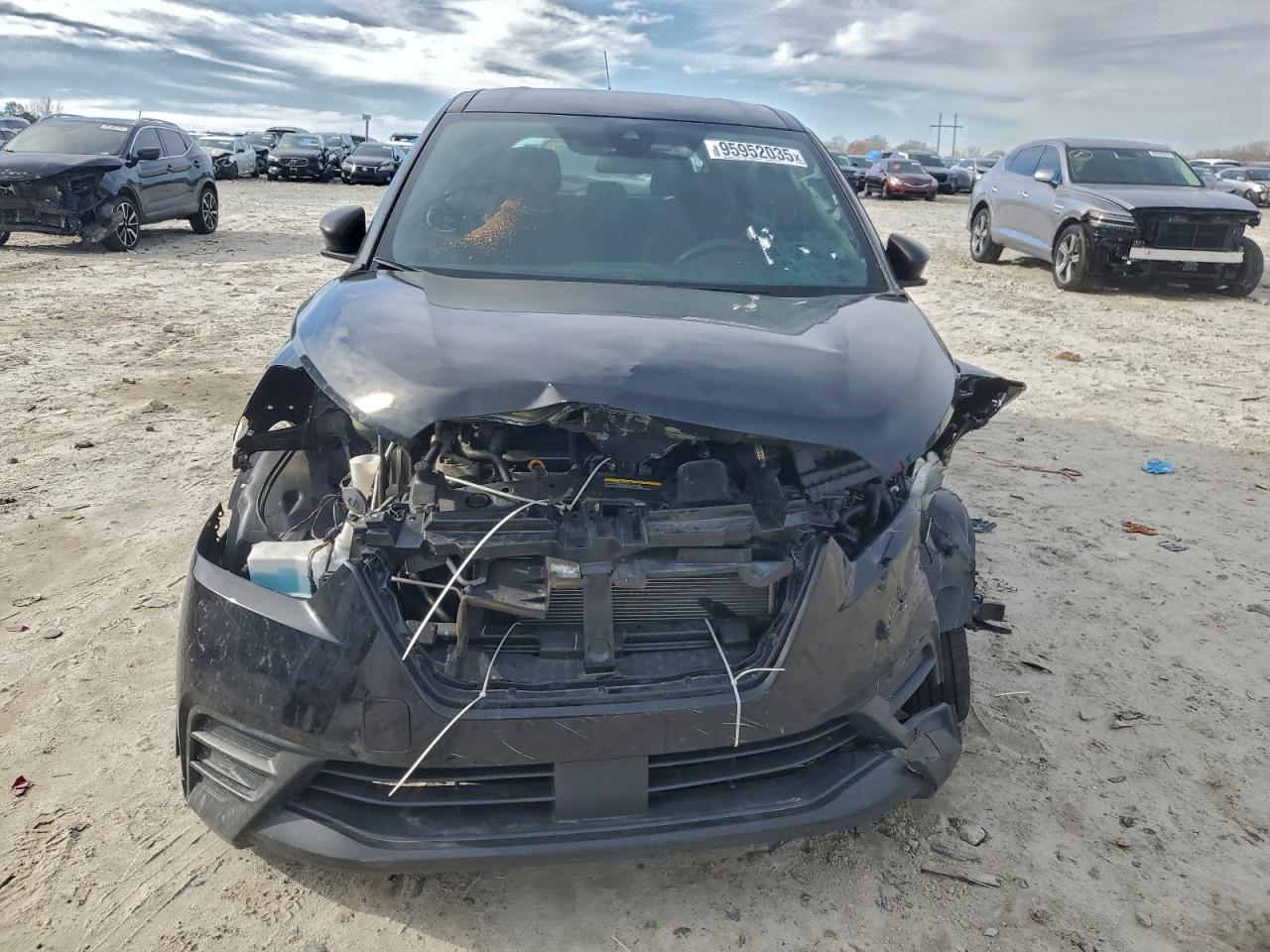 Nissan Kicks S Image 2