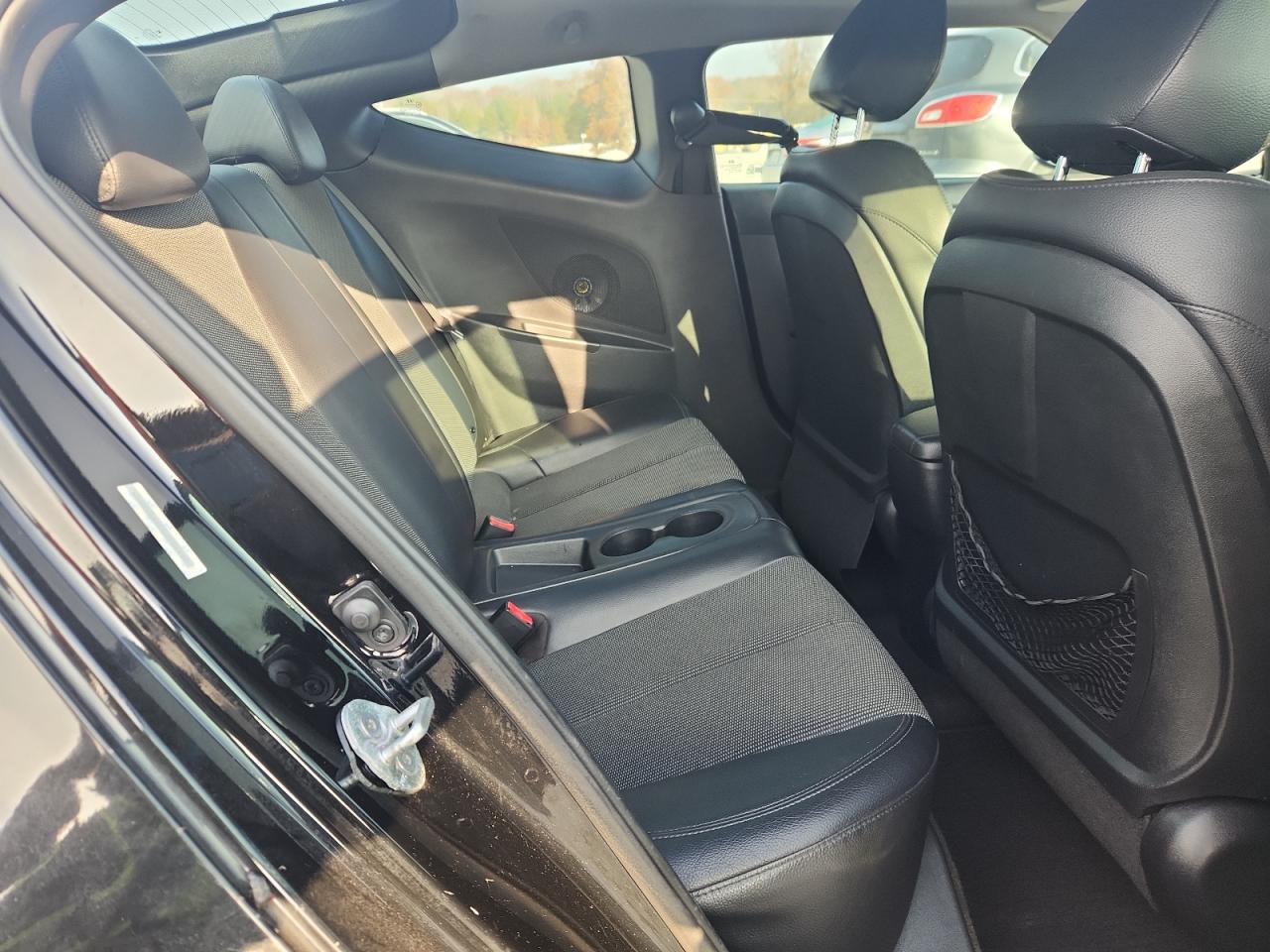 Hyundai VELOSTER Image 12