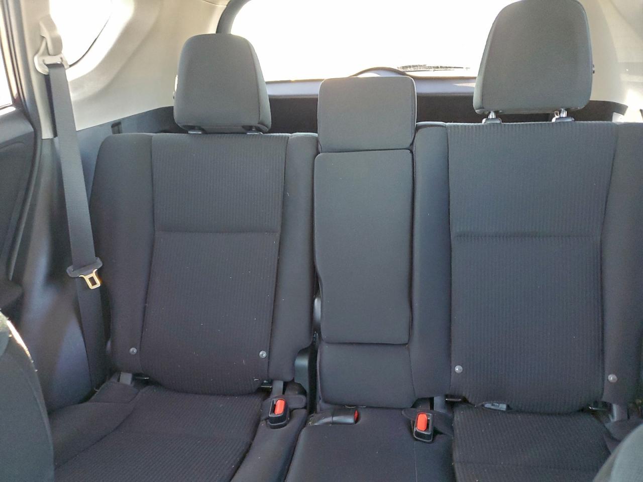 Toyota RAV4 Le Image 8