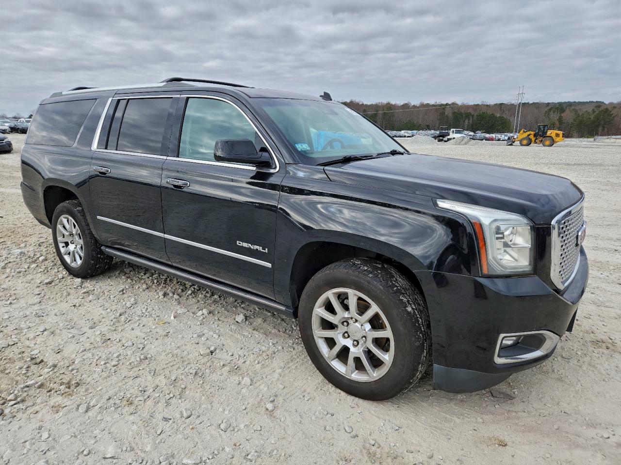 GMC Yukon Denali Image 3