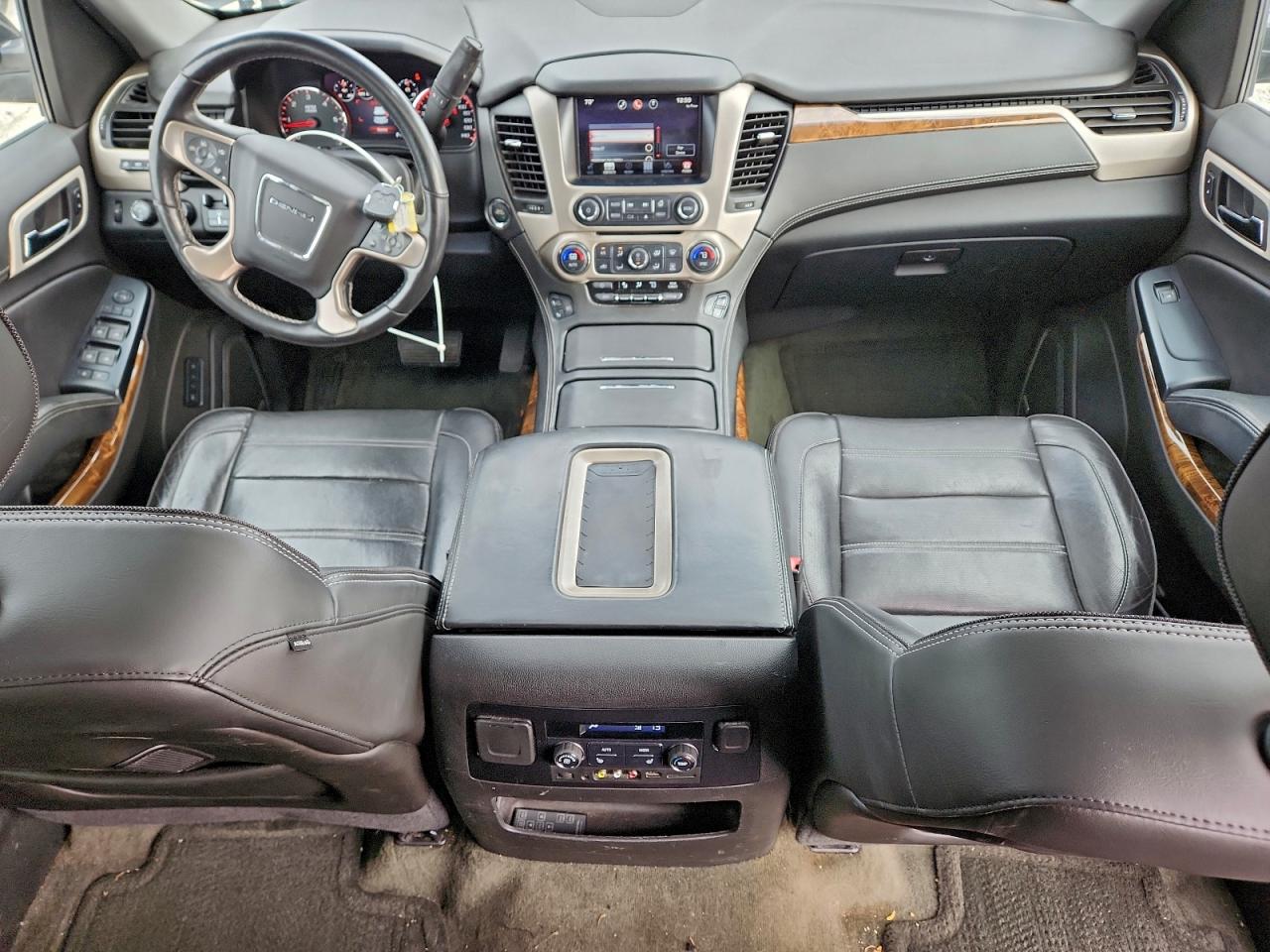 GMC Yukon Denali Image 10
