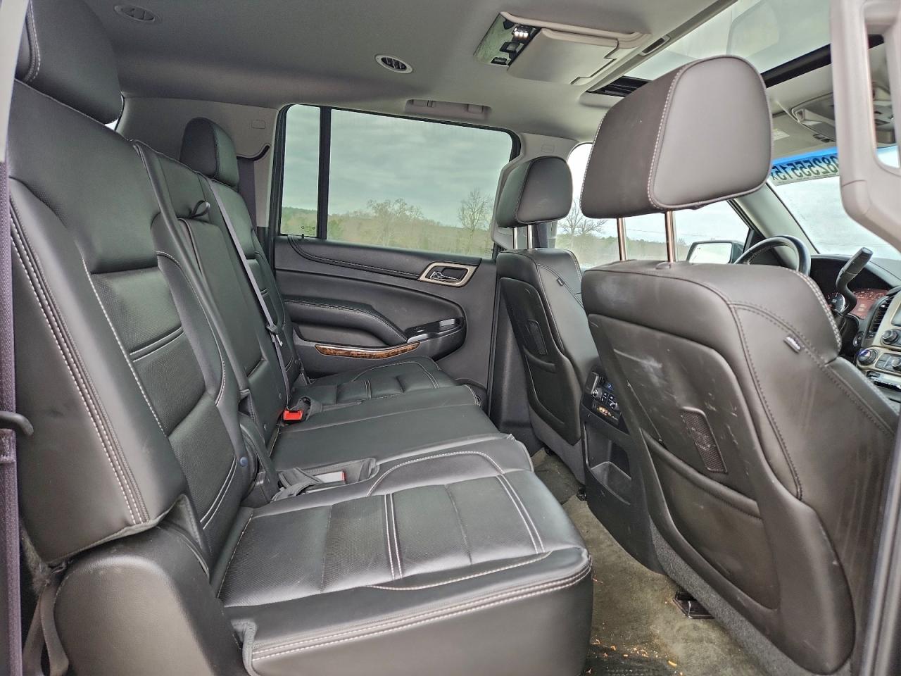 GMC Yukon Denali Image 7