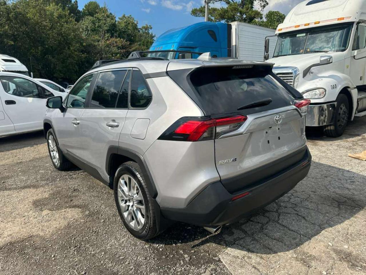 Toyota RAV4 Xle Premium Image 4