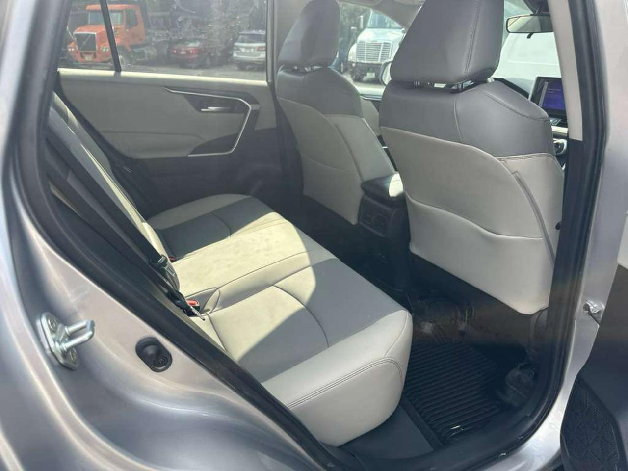 Toyota RAV4 Xle Premium Image 3