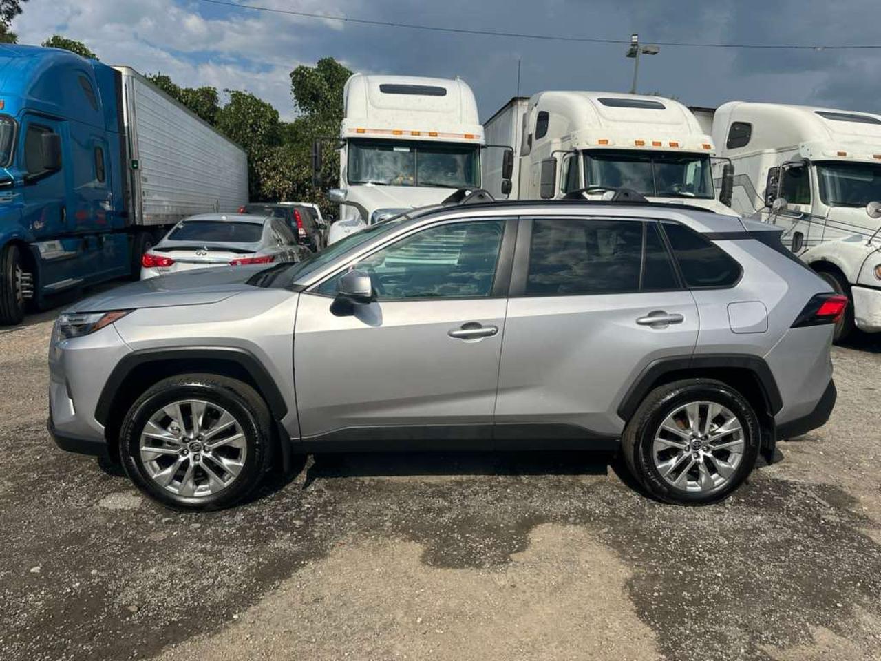 Toyota RAV4 Xle Premium Image 10