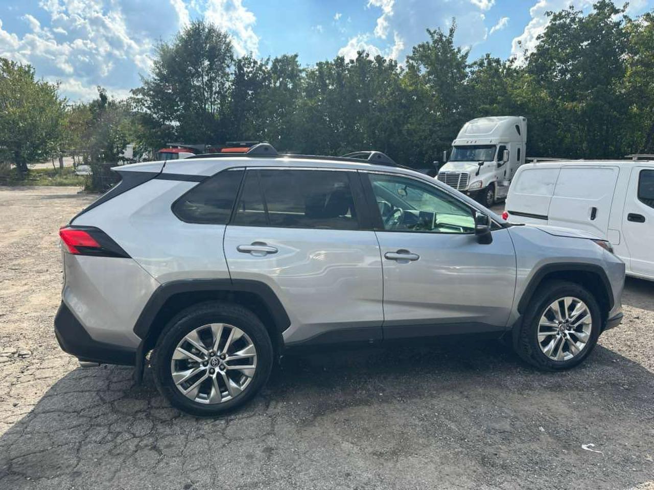 Toyota RAV4 Xle Premium Image 13