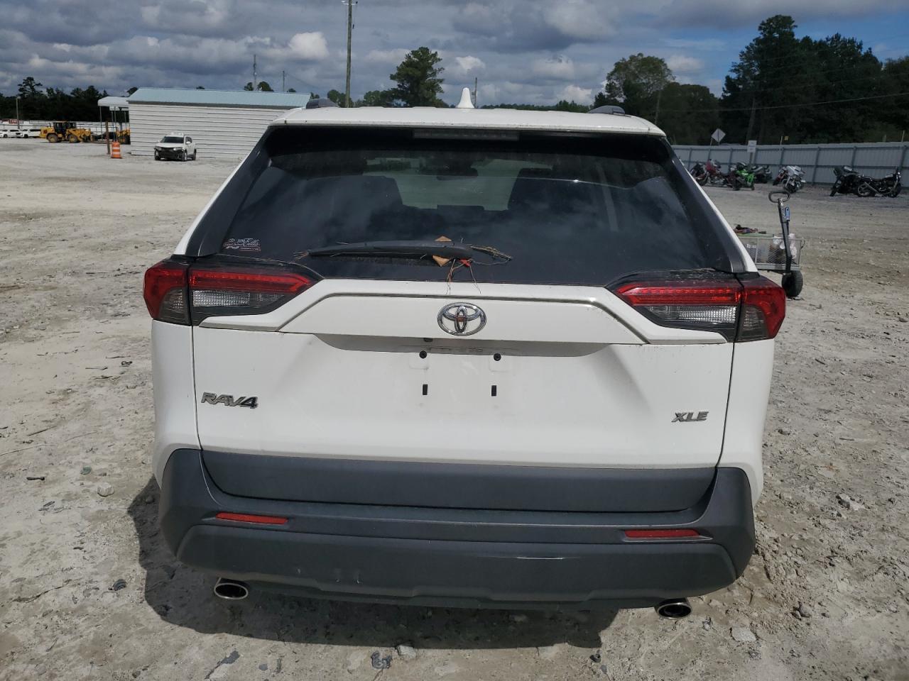 Toyota RAV4 Xle Image 4