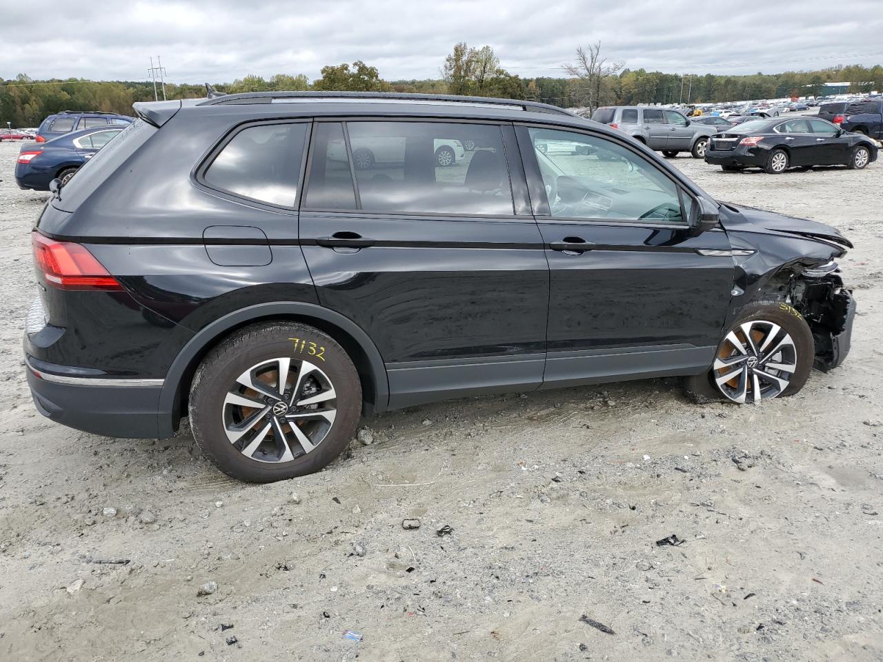 Volkswagen Tiguan S Image 3