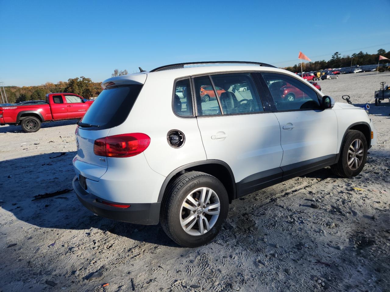 Volkswagen Tiguan S Image 3