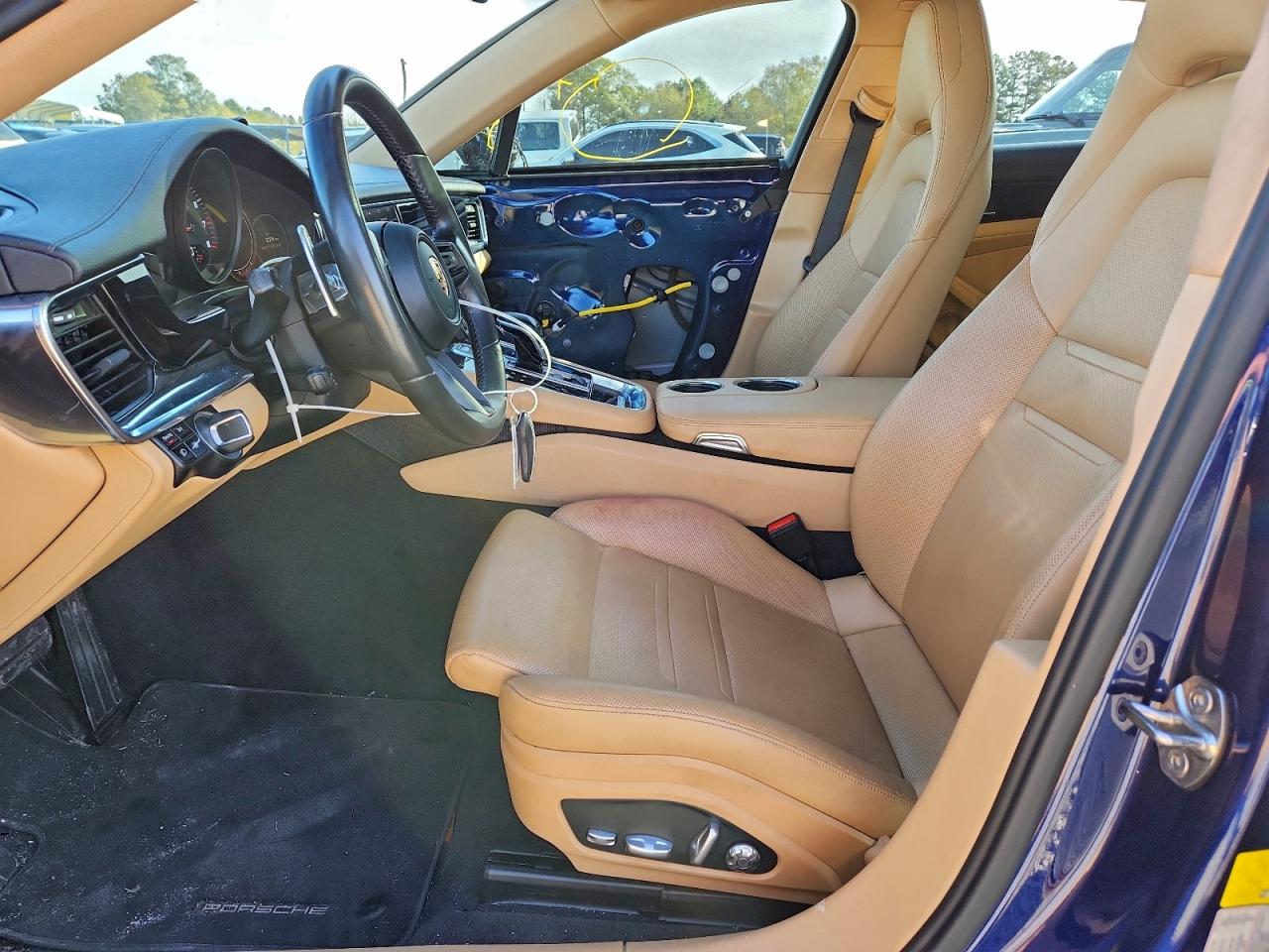 Porsche Panamera Base Image 9