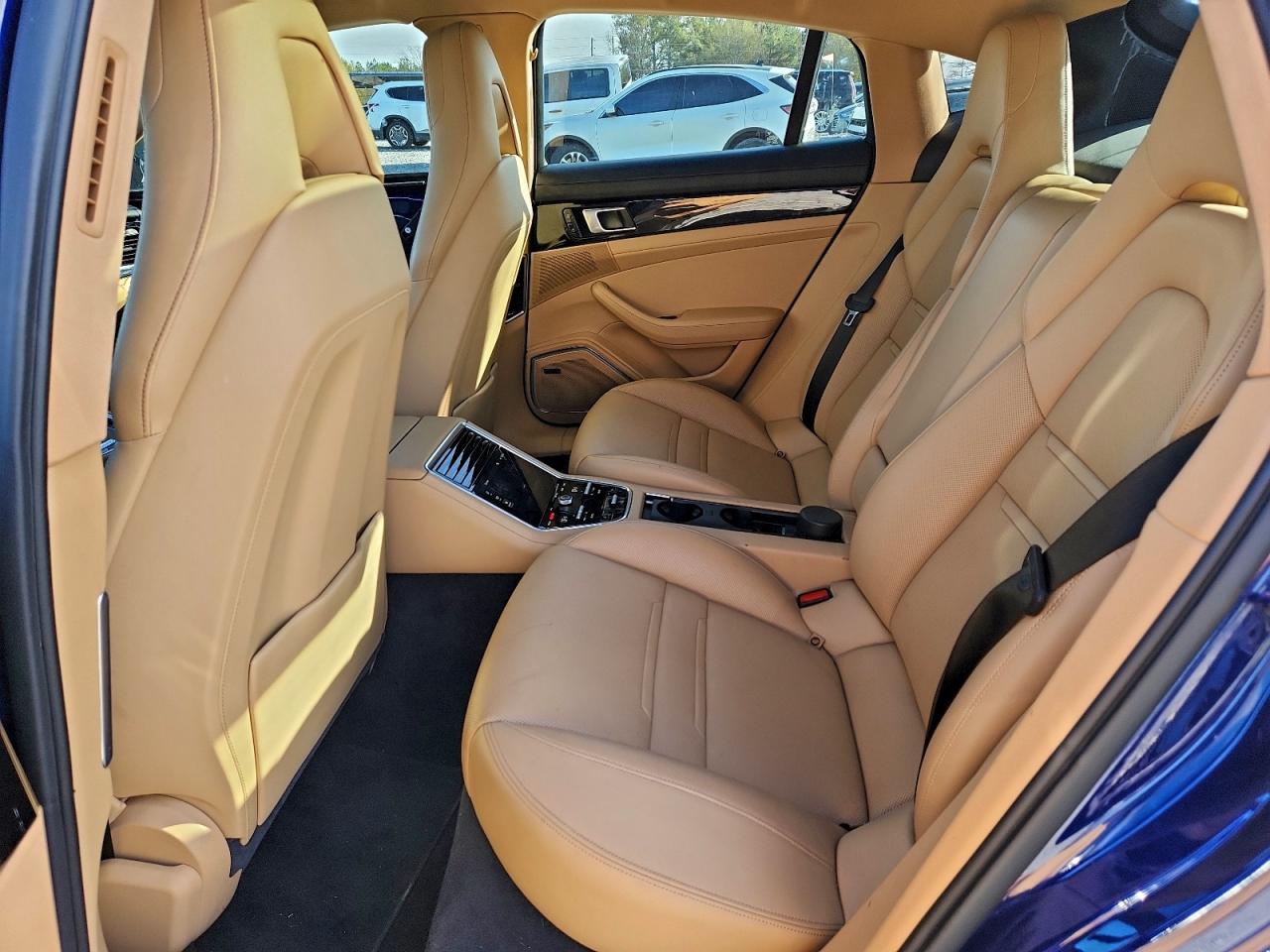 Porsche Panamera Base Image 11