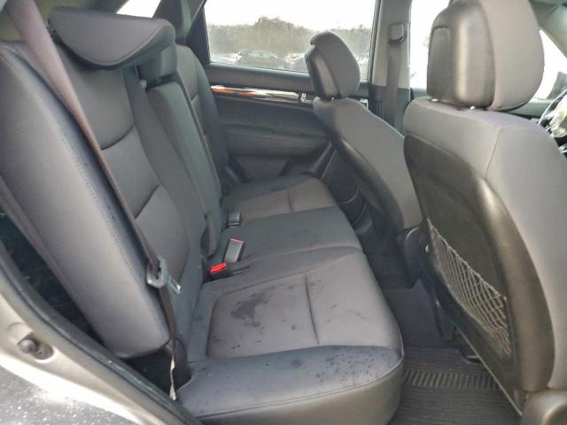 Kia Sorento Base Image 13