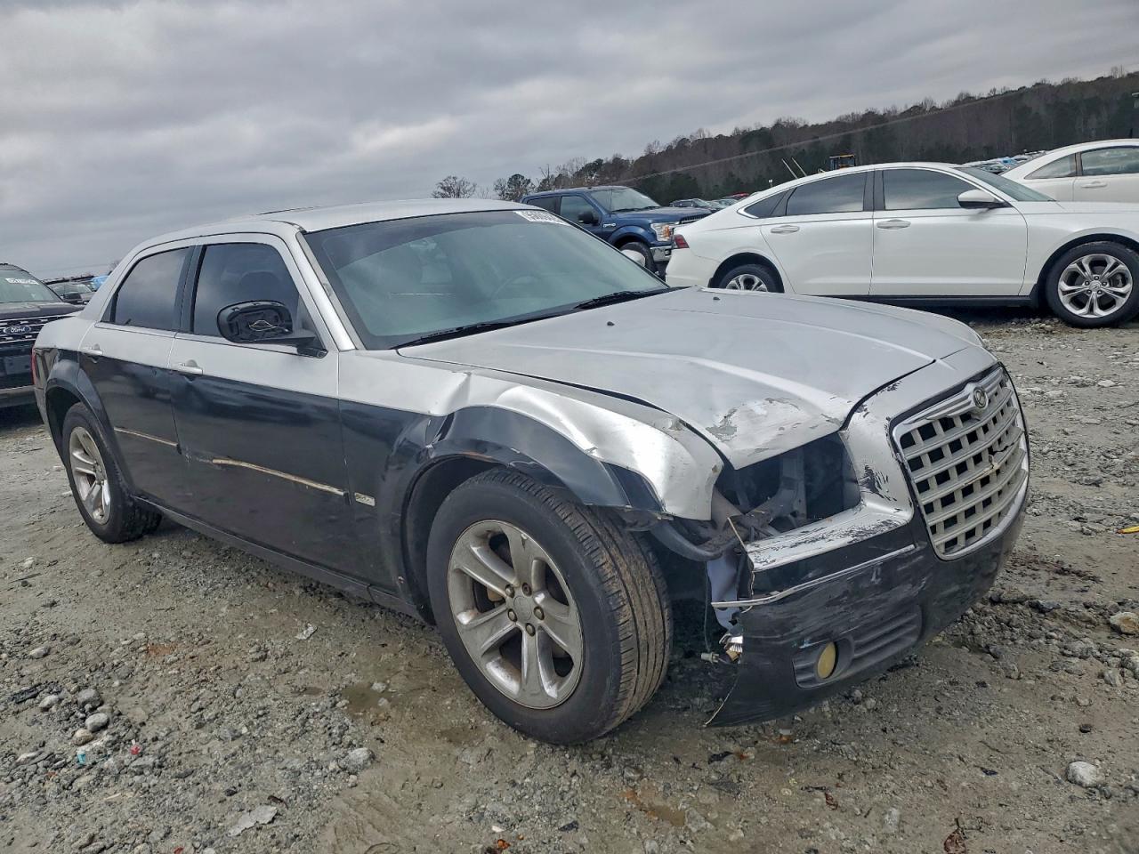 Chrysler 300 Touring Image 2