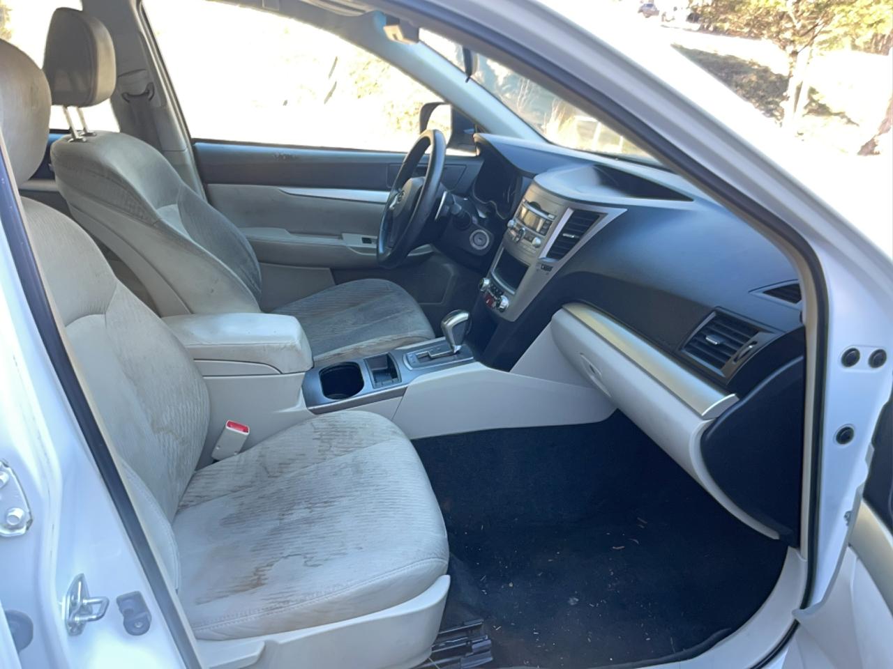 Subaru Outback 2.5i Image 7