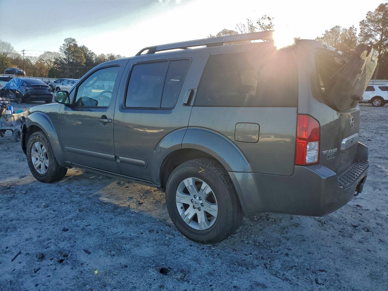 Nissan Pathfinder Le Image 3