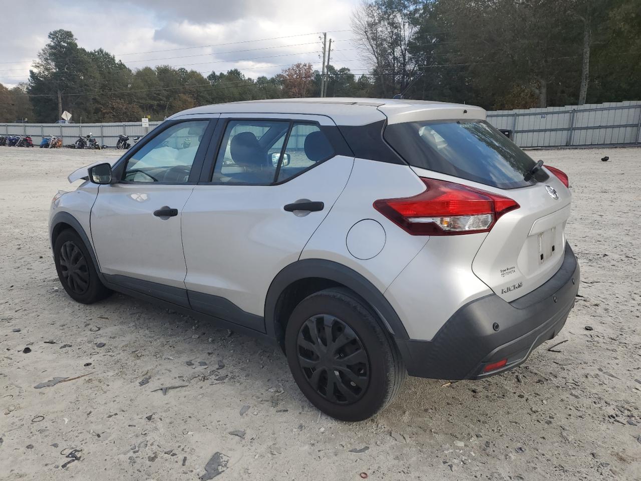 Nissan Kicks S Image 6