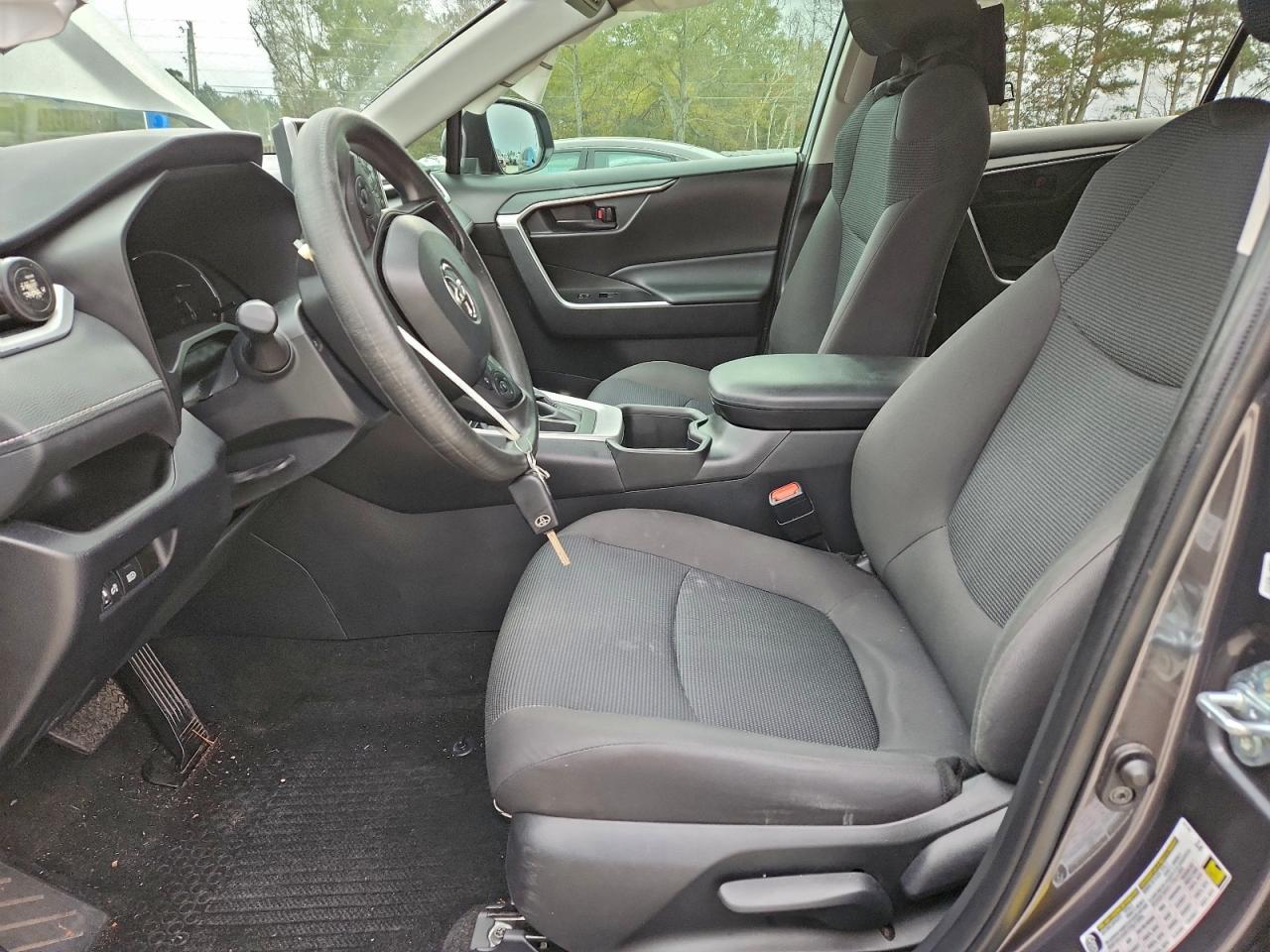 Toyota RAV4 Le Image 13