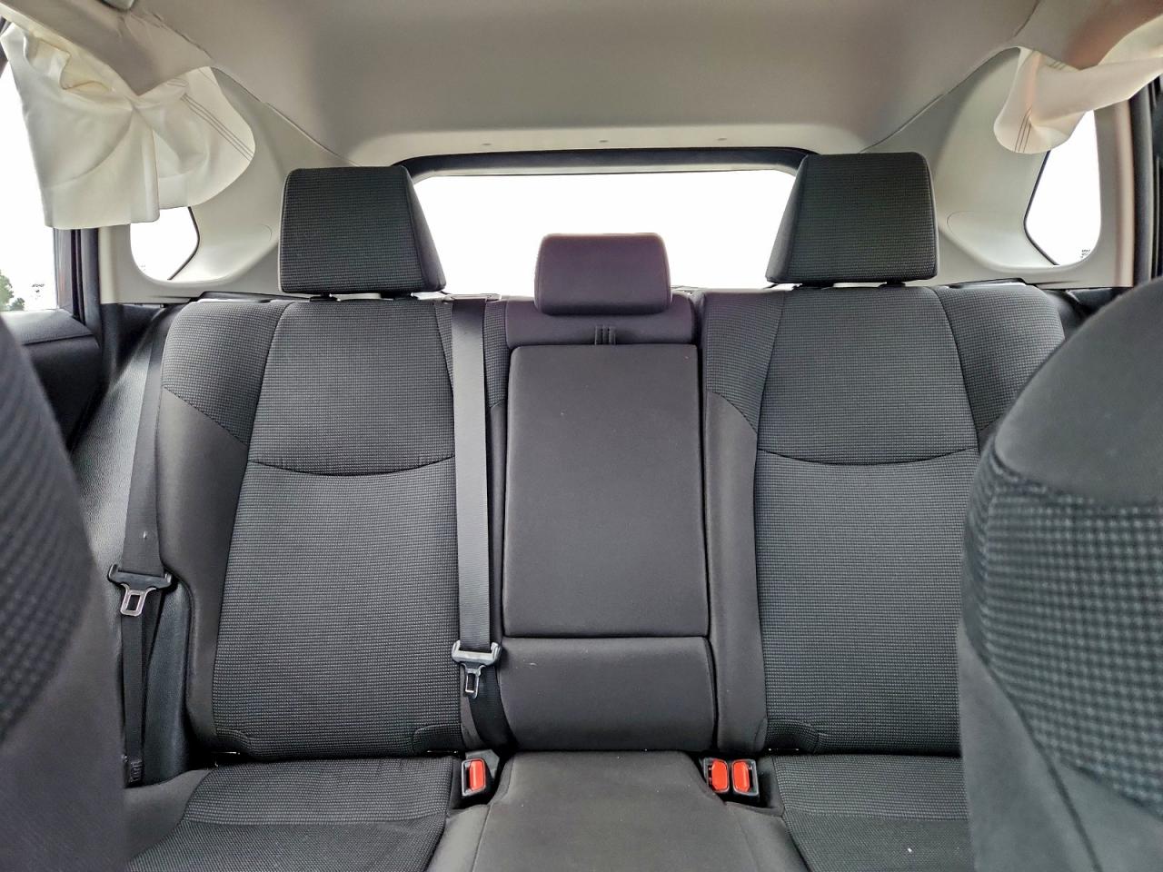 Toyota RAV4 Le Image 12