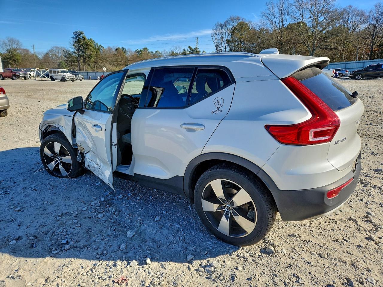 Volvo XC40 T4 Momentum Image 2