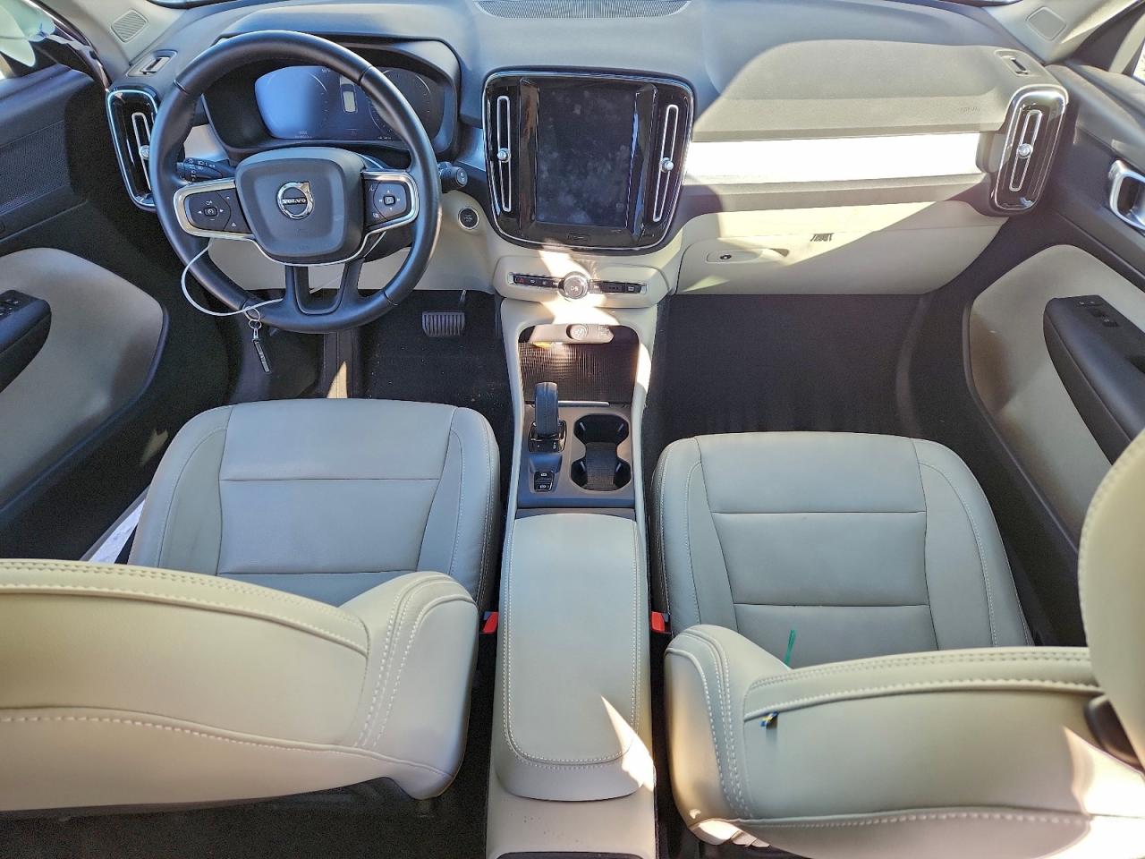 Volvo XC40 T4 Momentum Image 5