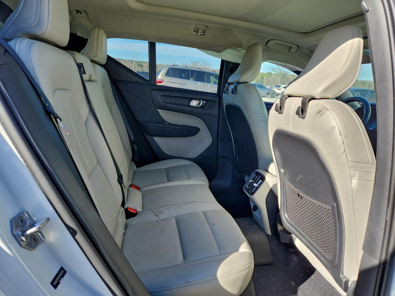 Volvo XC40 T4 Momentum Image 3