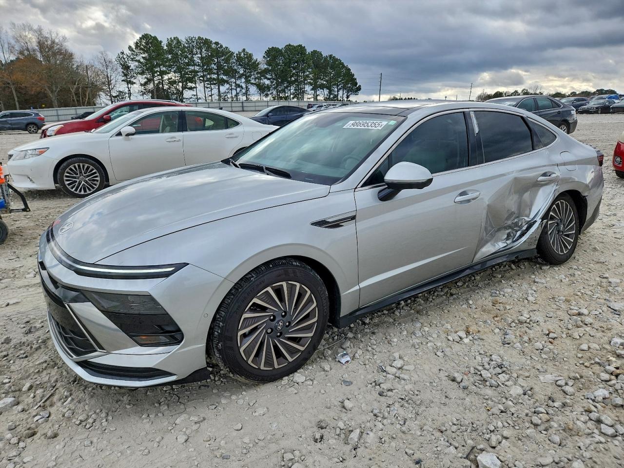 Hyundai SONATA Hybrid Image 1