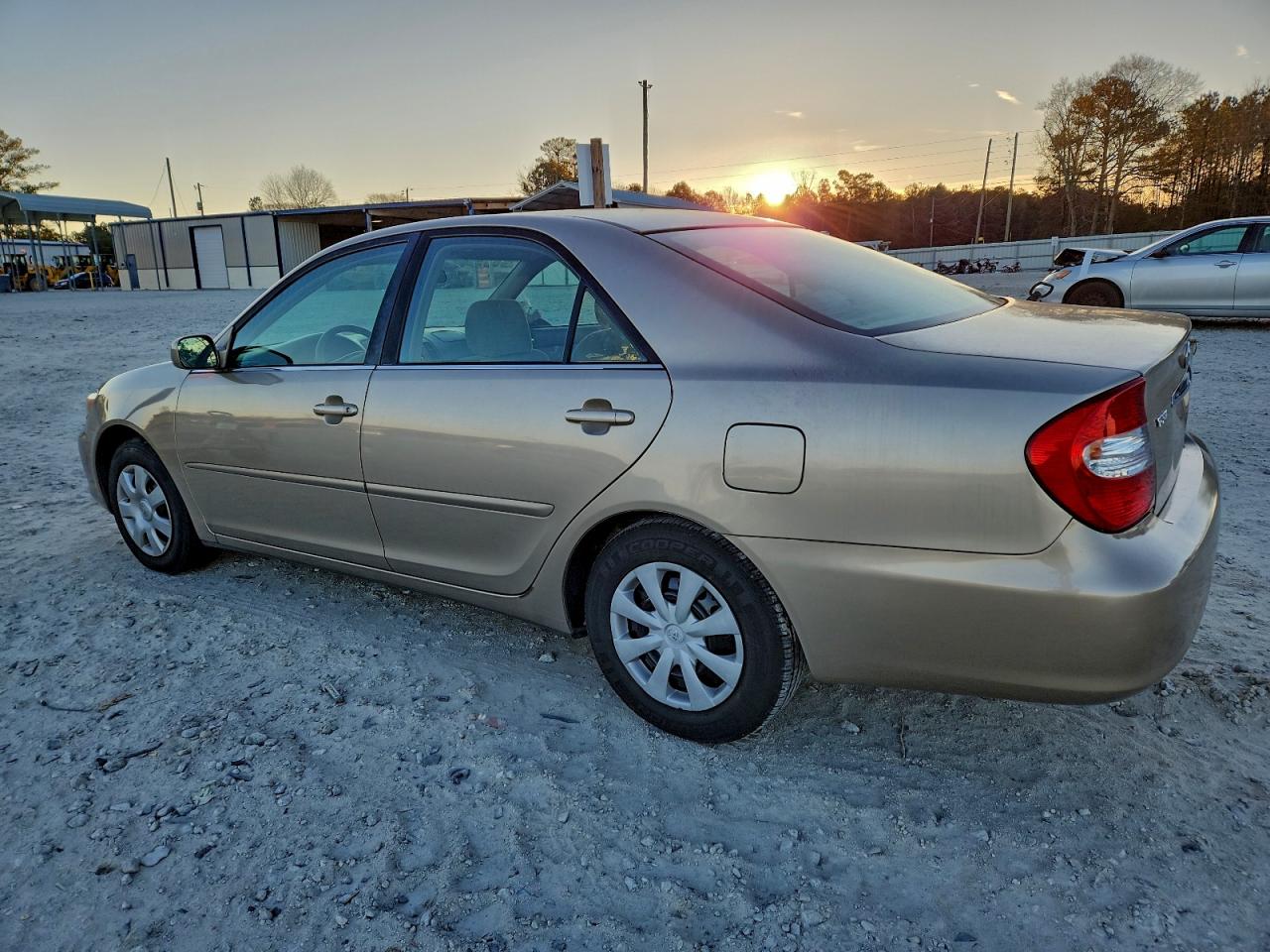 Toyota Camry Le Image 3