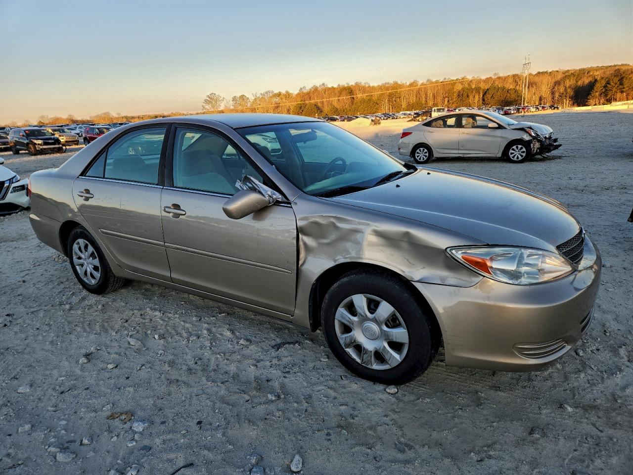 Toyota Camry Le Image 4