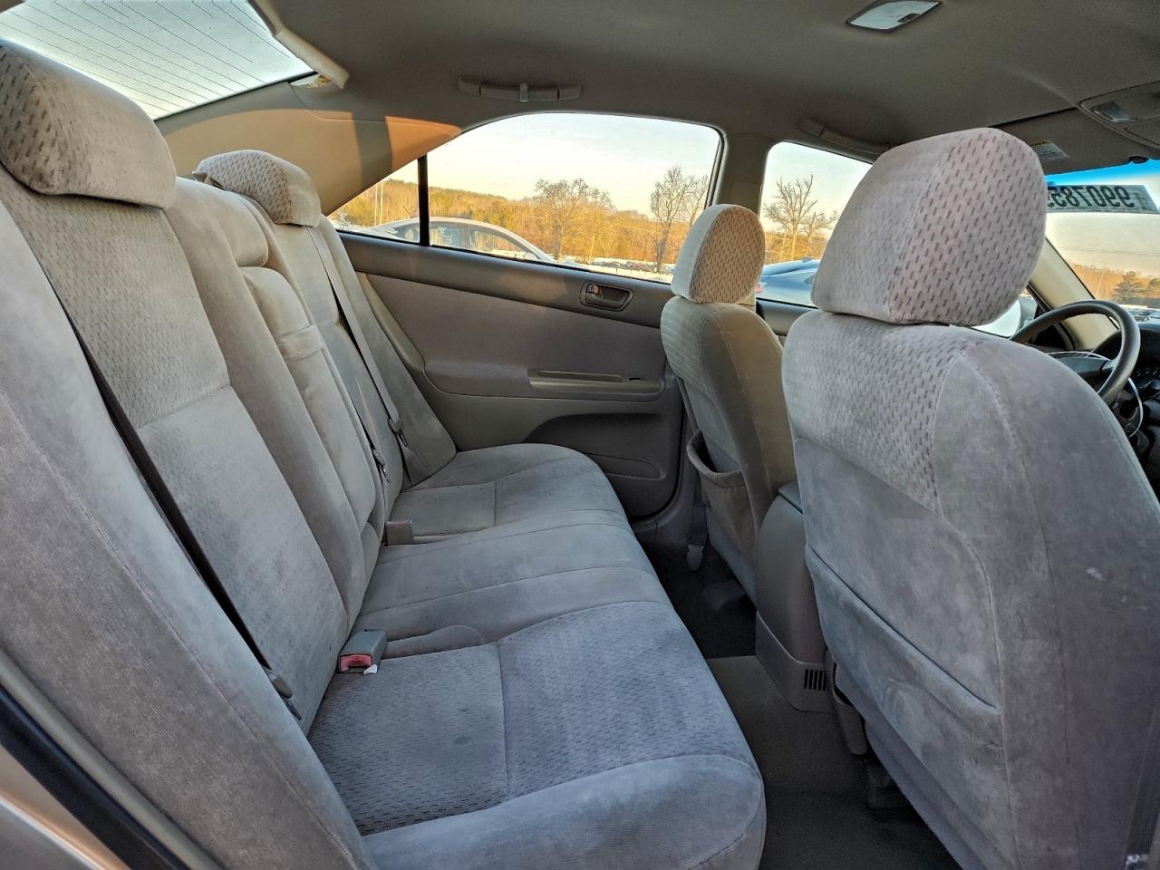 Toyota Camry Le Image 12