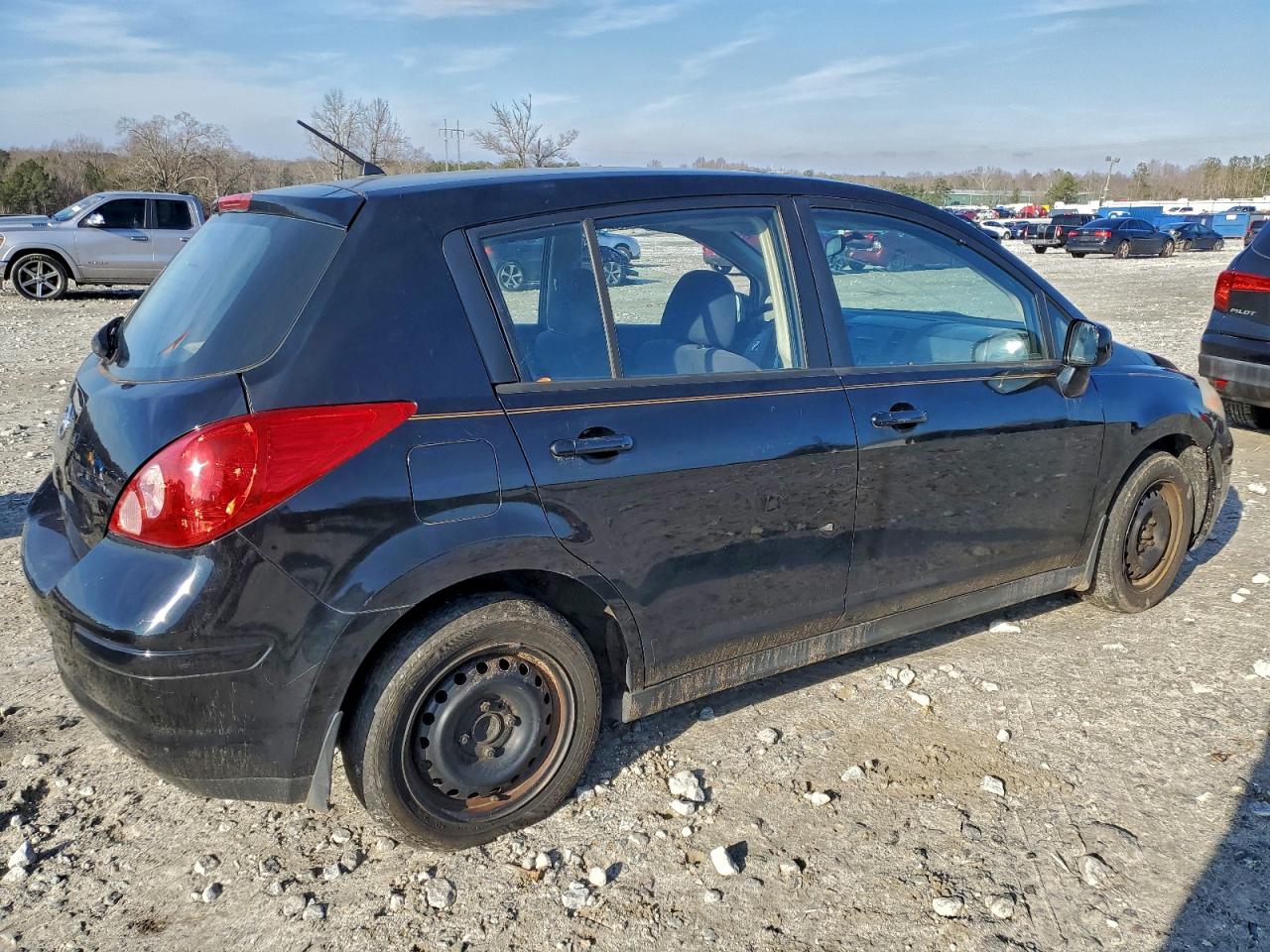Nissan Versa S Image 3