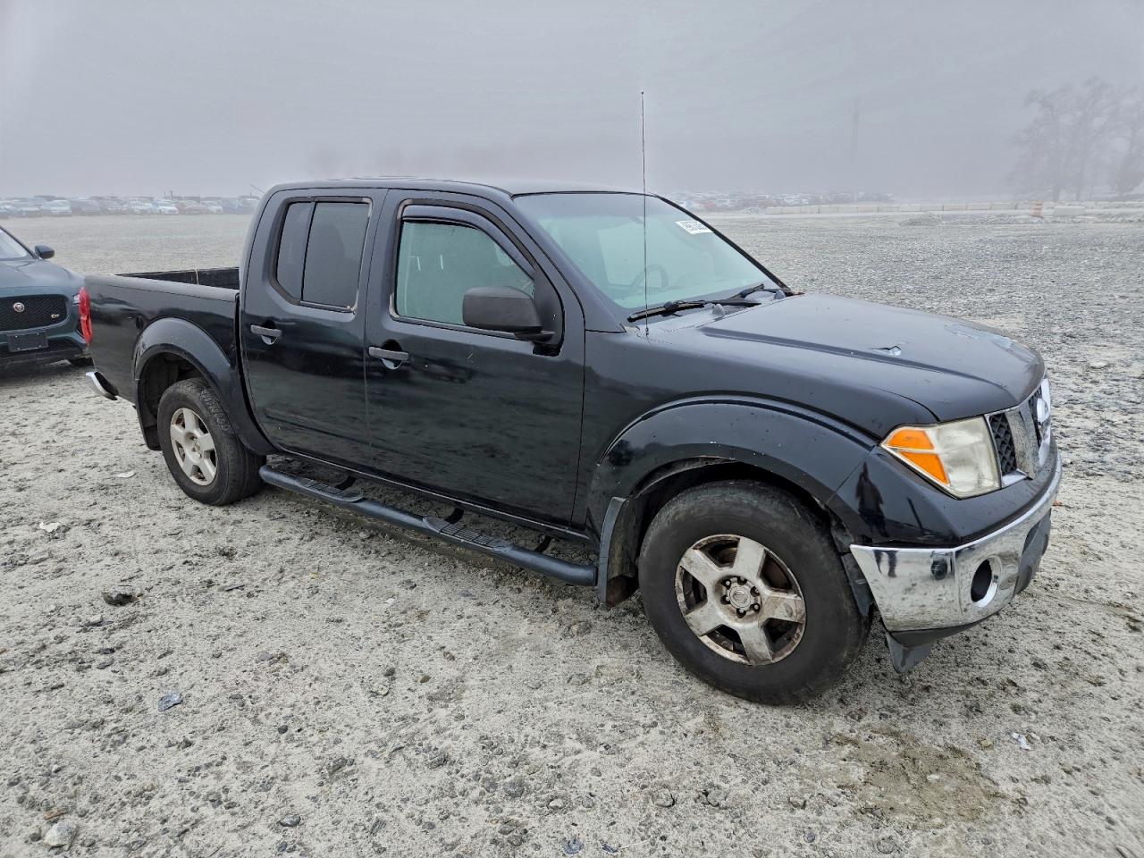 Nissan Frontier Crew Cab Le Image 3