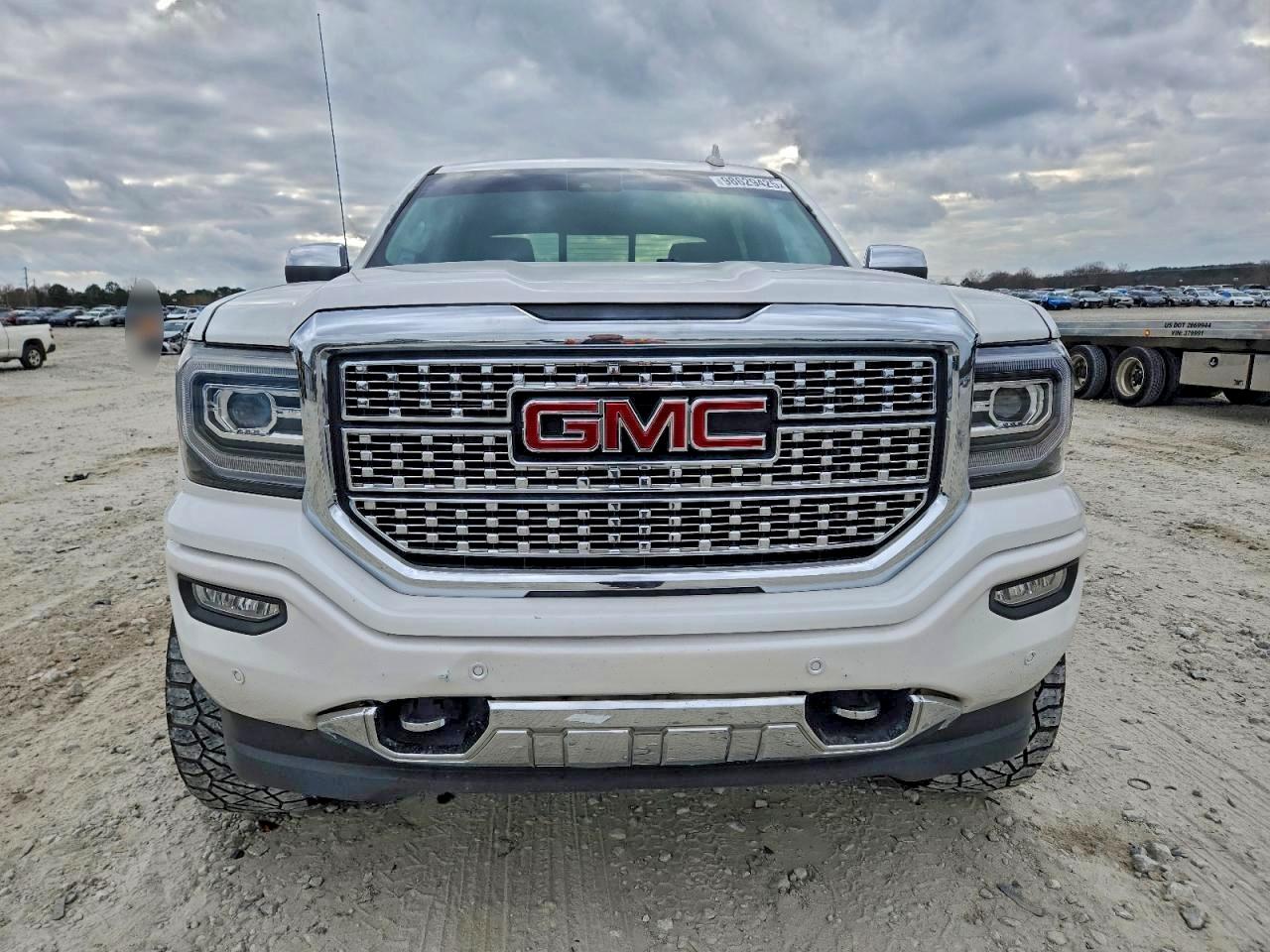 GMC Sierra K1500 Denali Image 3