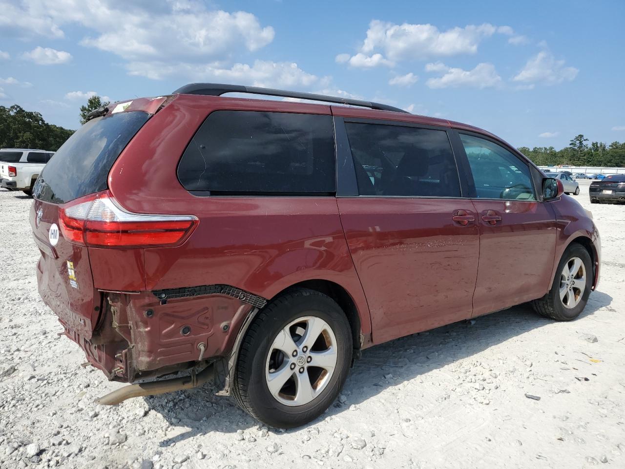 Toyota Sienna Le Image 9