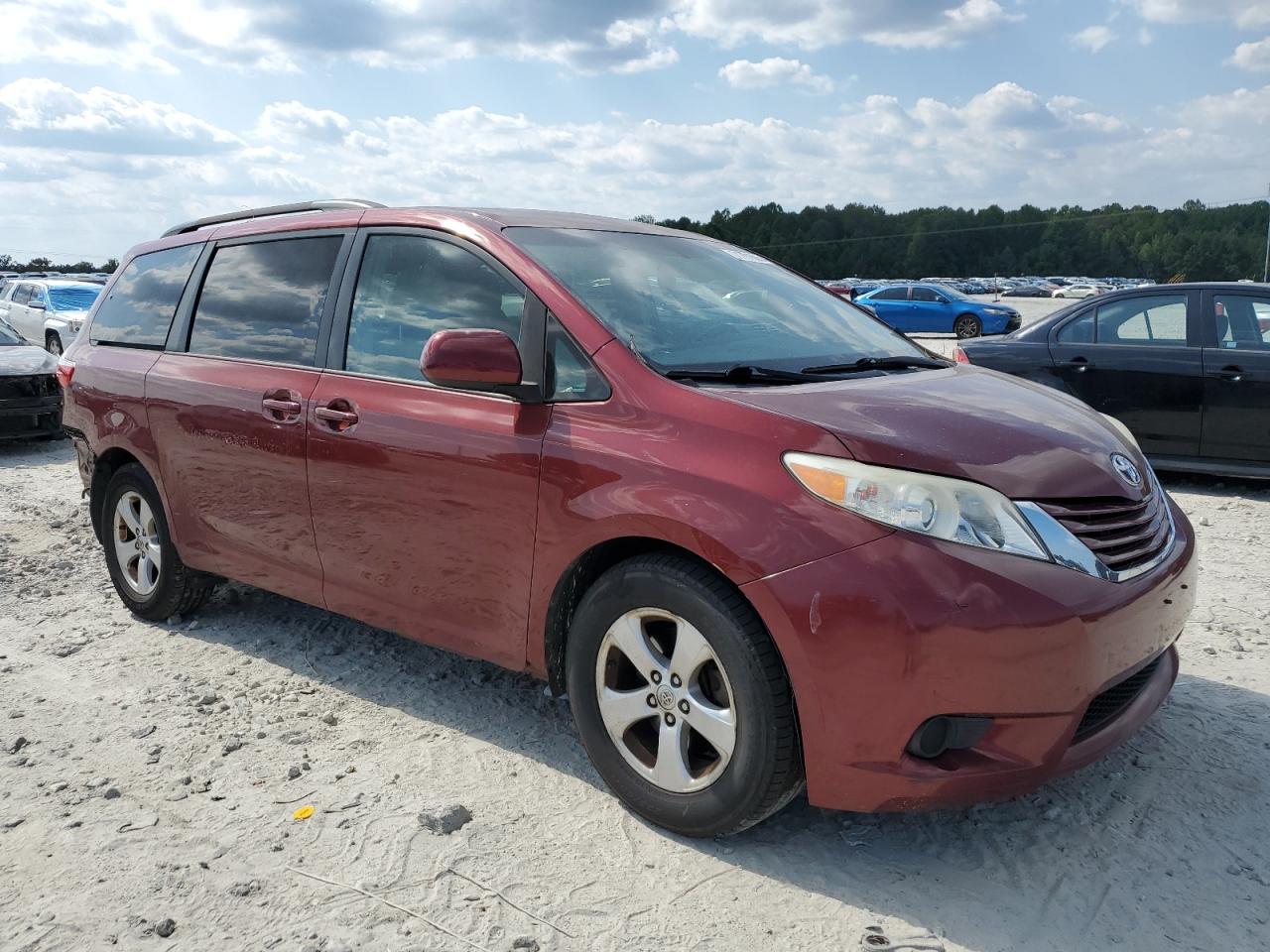 Toyota Sienna Le Image 2