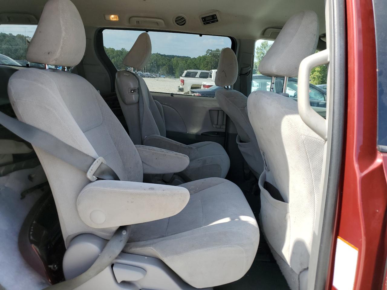 Toyota Sienna Le Image 12