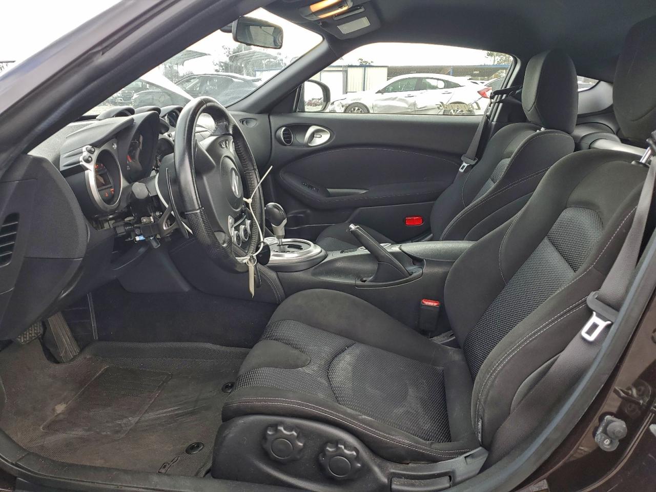 Nissan 370Z Base Image 4