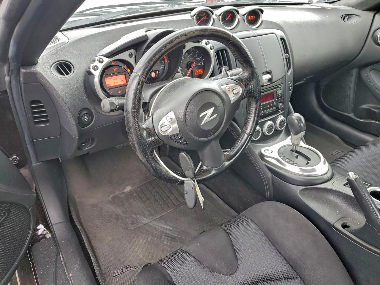 Nissan 370Z Base Image 5