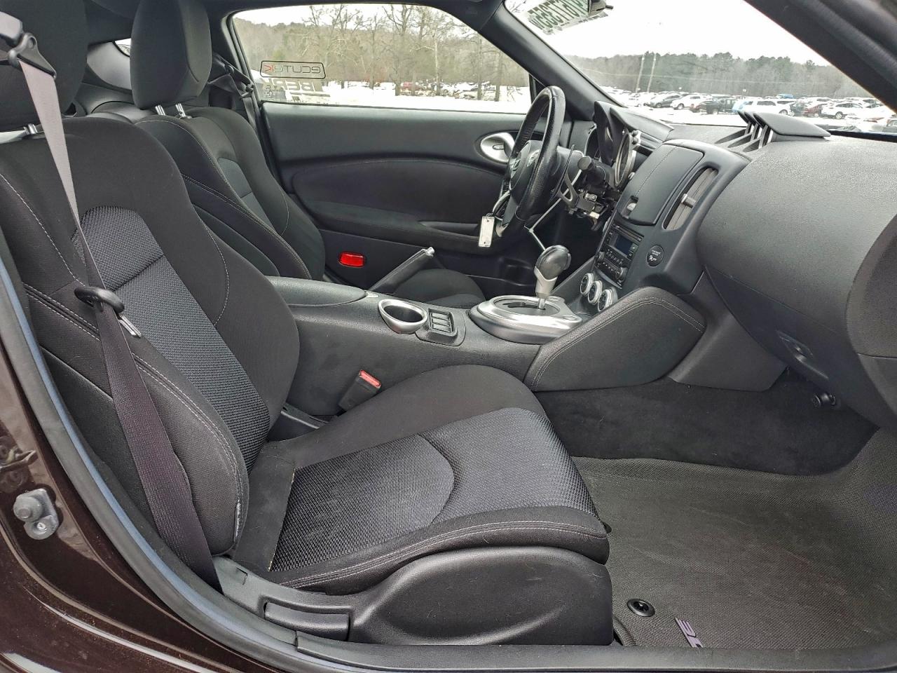 Nissan 370Z Base Image 6