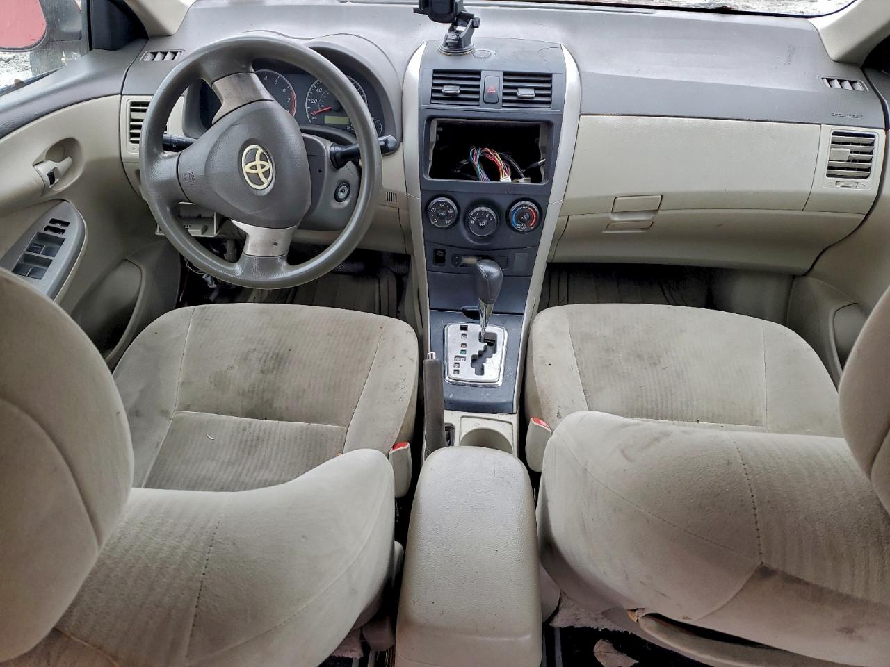 Toyota Corolla Base Image 10