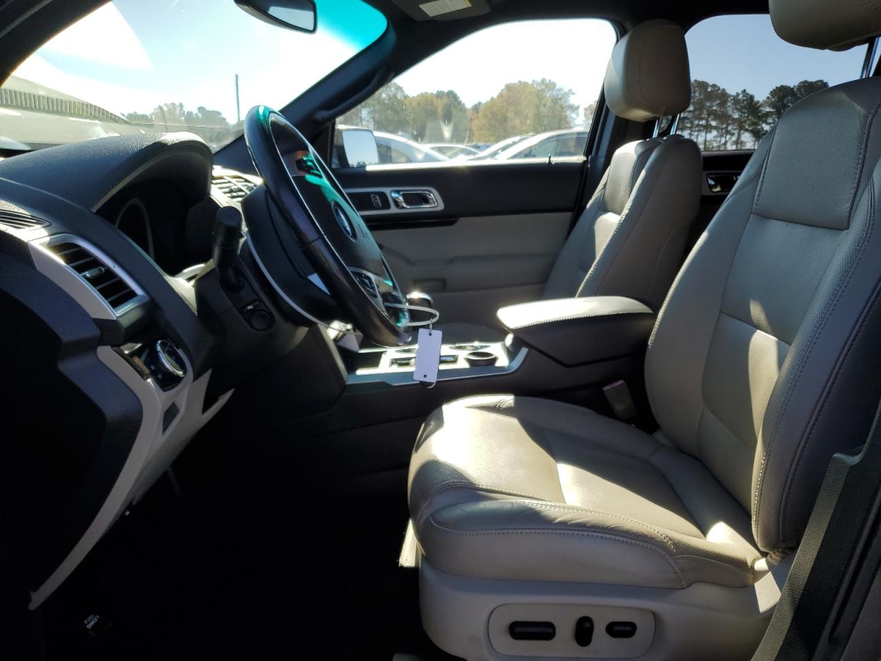 Ford Explorer Limited Image 13