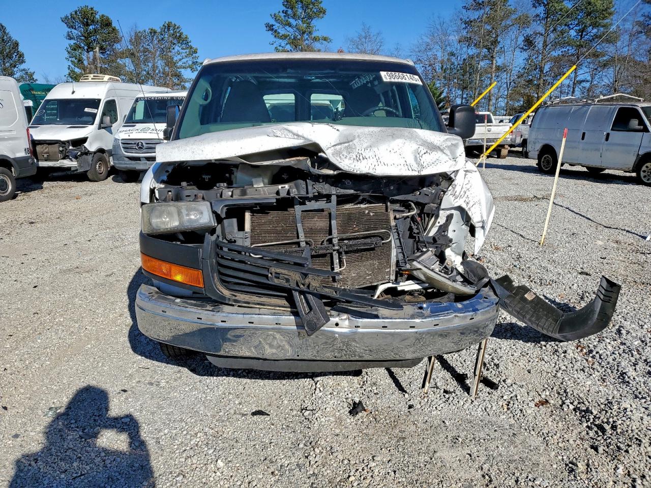 GMC Savana G2500 Image 6