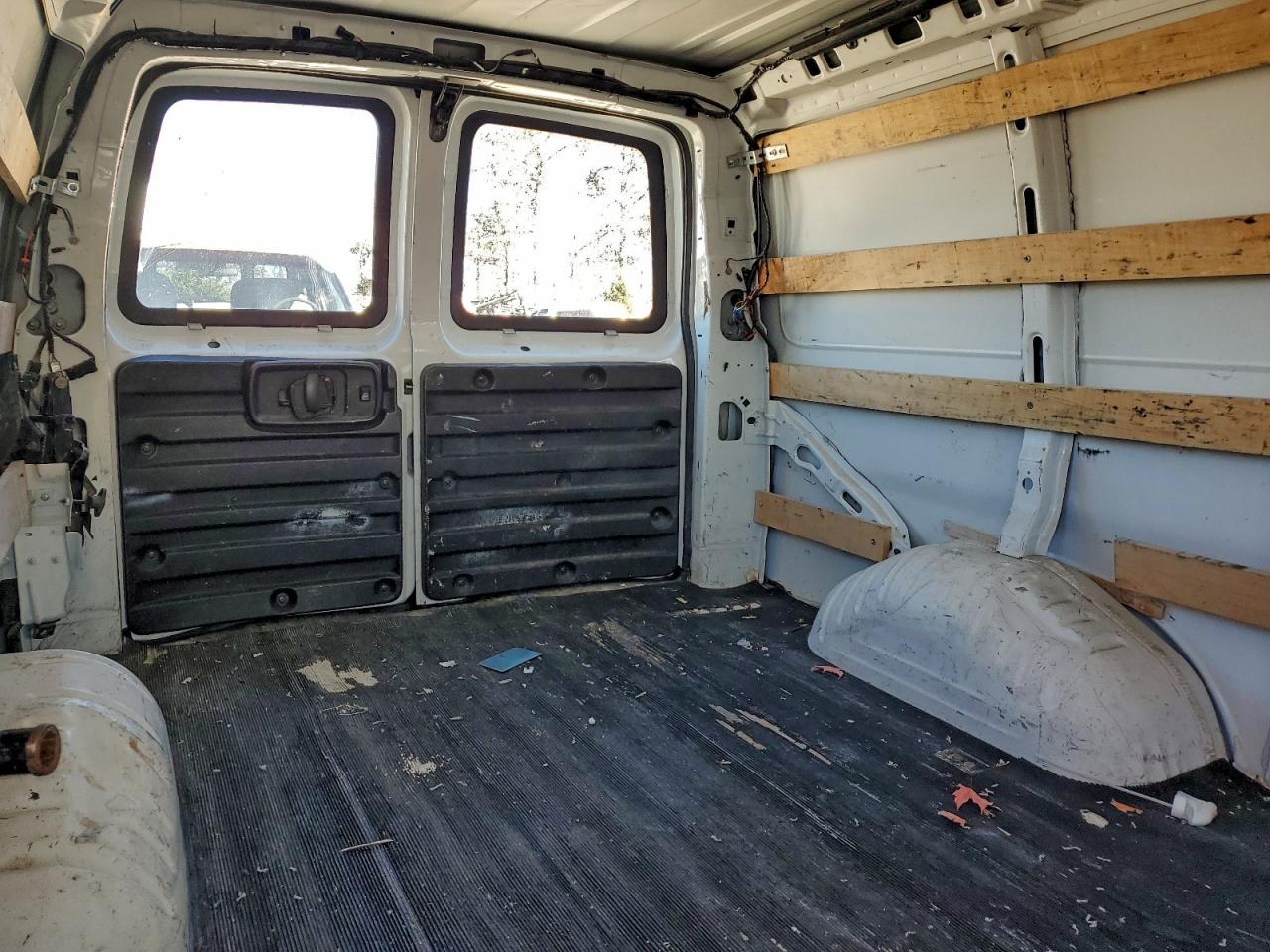 GMC Savana G2500 Image 12