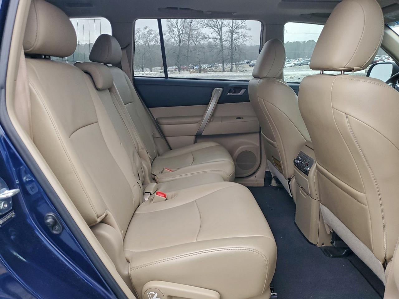 Toyota Highlander Base Image 11